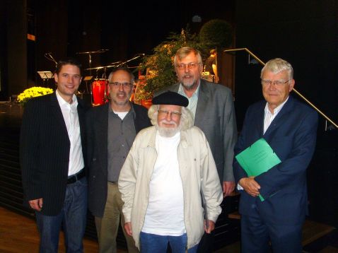 20081022_spl-ernesto_gr Ernesto Cardenal (M.) mit (v. l.) Pastoralreferent Saam, Pfarrer Goebelbecker, Stadtrat Gramm, Dolmetscher Götte. Bild: Thomas Gramm
