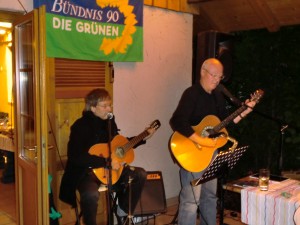 Der Landtagsabgeordnete Manfred Kern überzeugt im Duo mit Andreas Diebold mit seinem musikalischen Talent Der Landtagsabgeordnete Manfred Kern überzeugt im Duo mit Andreas Diebold mit seinem musikalischen Talent